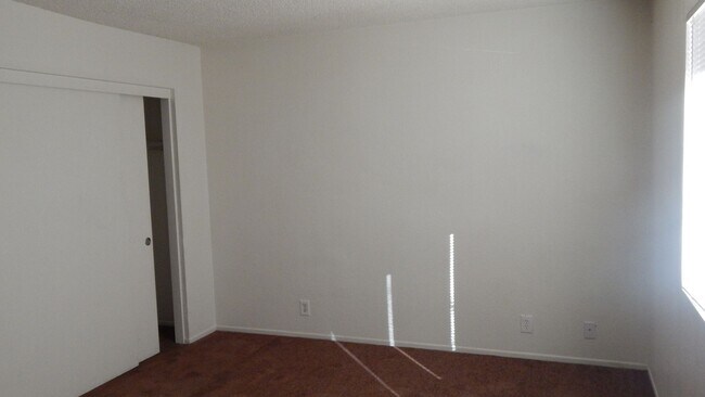 Building Photo - 3702