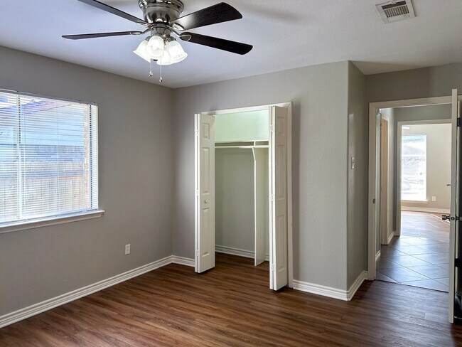 Building Photo - 4 Bedroom / 2 Bath / 2 Car Garage