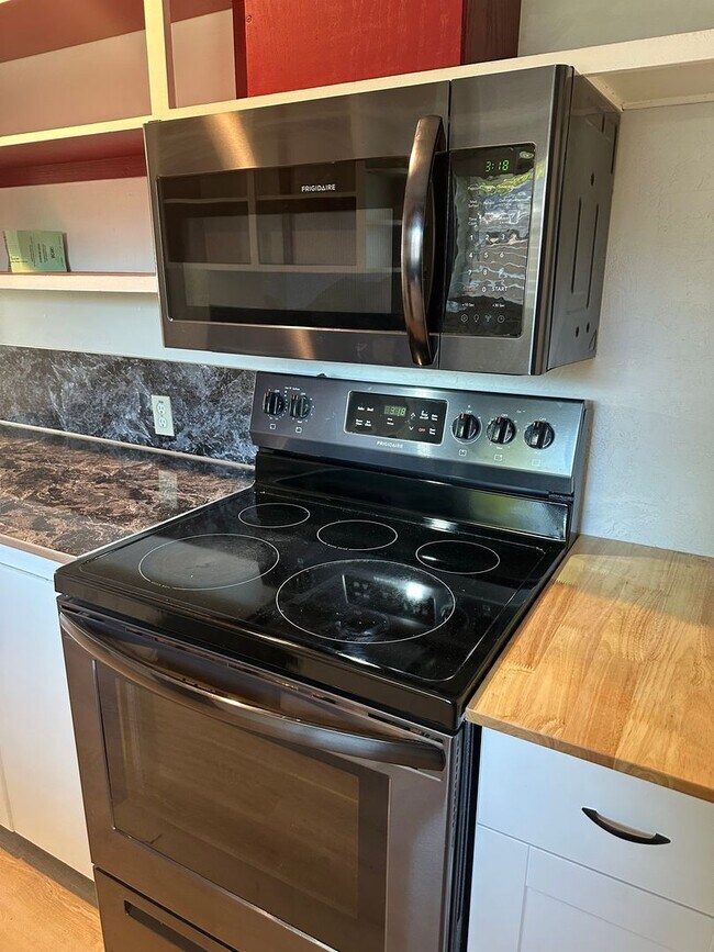 Building Photo - Updated 2 bedroom 2 bath house with a deta...