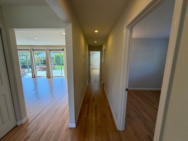 Building Photo - Beautifully Updated Glenwood (San Rafael) 3x2 Home with Large Yard, HW Floors, Garage
