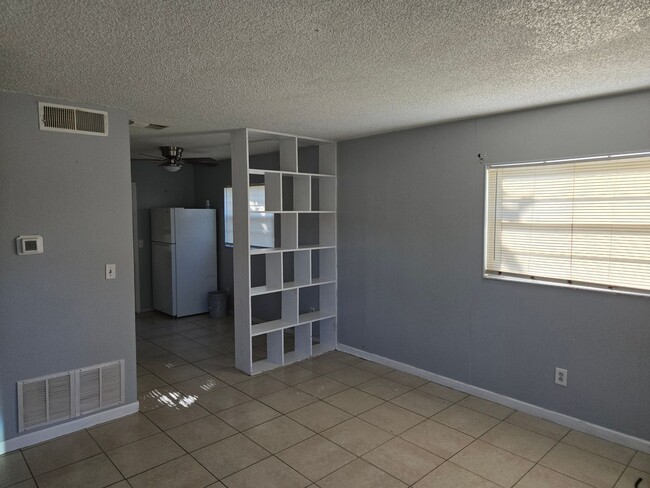 Building Photo - Cute and Convenient!