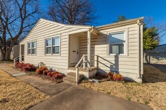 Building Photo - Beautiful Brookside duplex unit - NO PETS