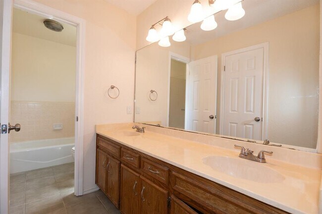 Building Photo - 1013 Ramble Creek Dr