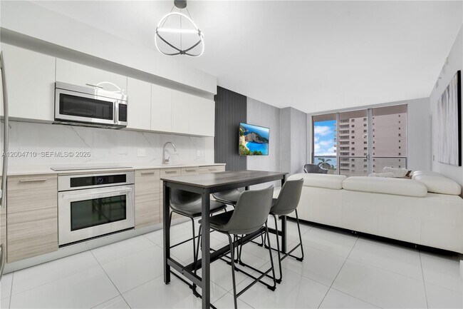 Building Photo - 1300 Brickell Bay Dr