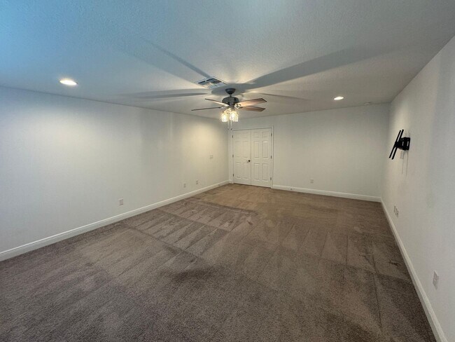 Building Photo - Spacious 5-Bedroom Riverview Home