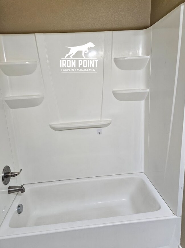 Building Photo - 3bed/2.5 bath Townhome in Boise w/2 Car Garage, Community Pool & Fitness Center