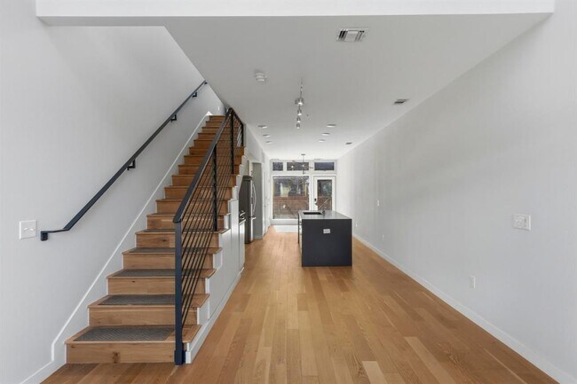 Building Photo - 2002 E 7th St