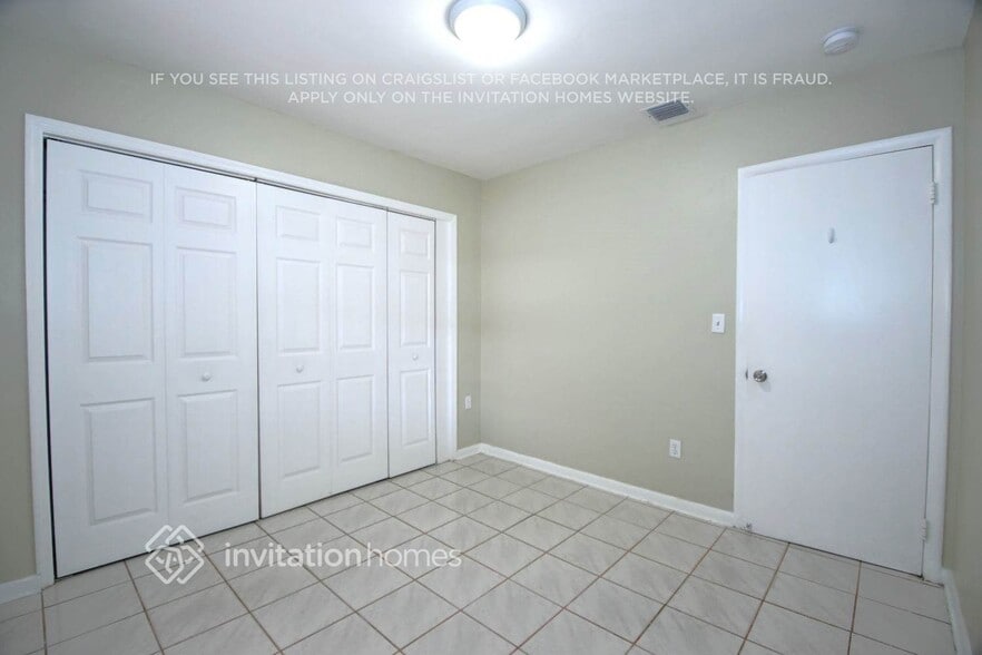 Building Photo - 5115 SW 112th Ave
