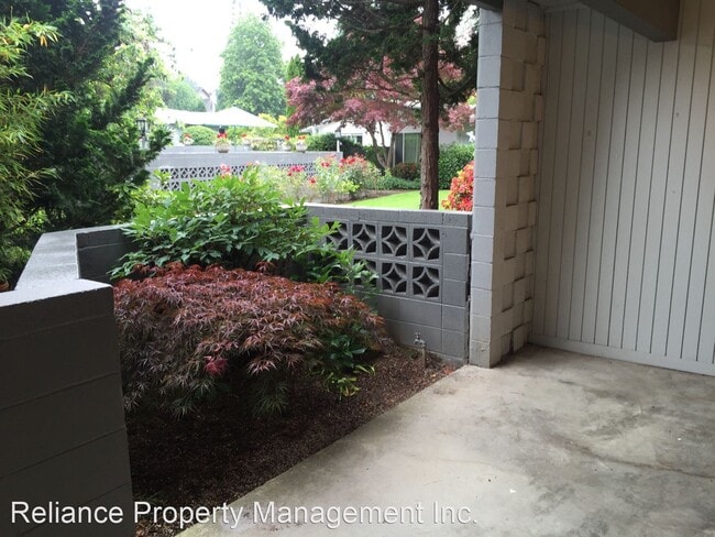 Building Photo - 8520-8560 SW Laurel Leaf Ln