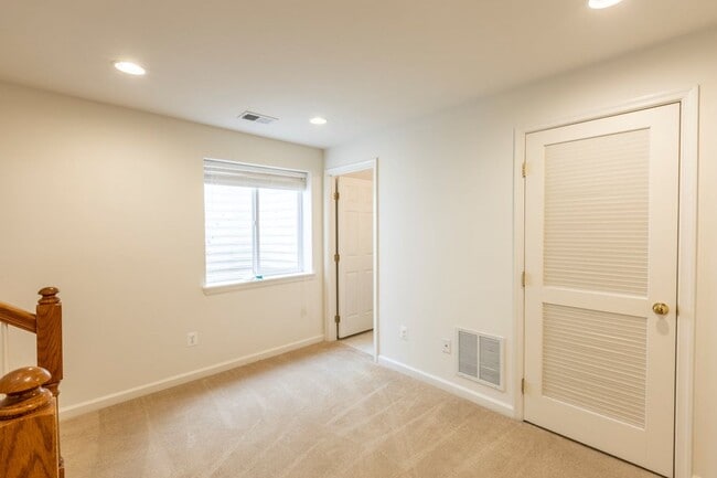 Building Photo - 2042 Lockwood Dr
