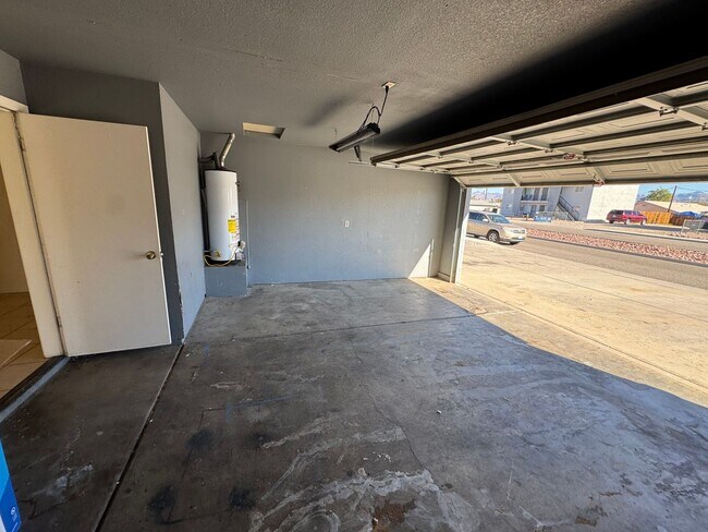 Building Photo - 3BR Duplex with gated yard and Garage