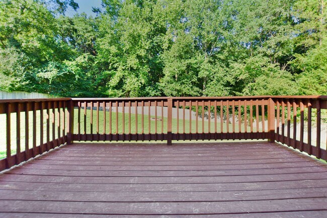 Building Photo - Pet Friendly Three Bedroom!