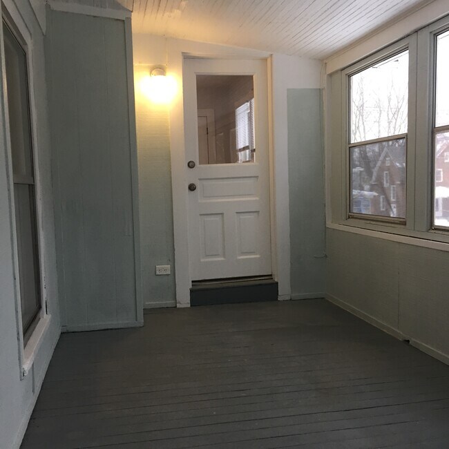 Sun Room - 958 Bluff St