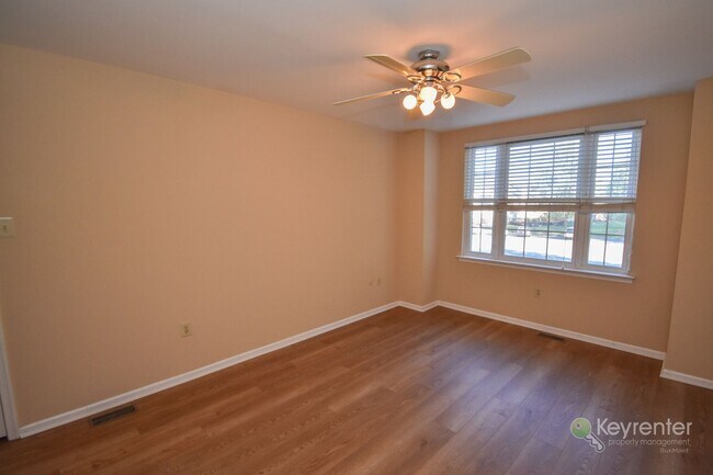 Building Photo - End Unit Townhome in Warrington Hunt community with 2 car garage!