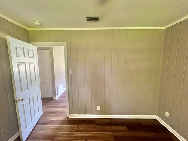 Building Photo - Tour Today! 3 Bedroom 2 Bath Single Family Home in Longview!