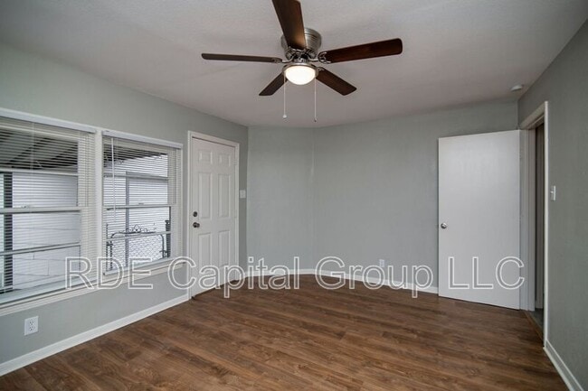 Building Photo - 1209 W Boyce Ave
