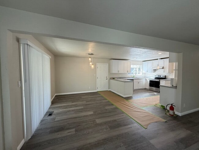 Building Photo - Updated single story home!