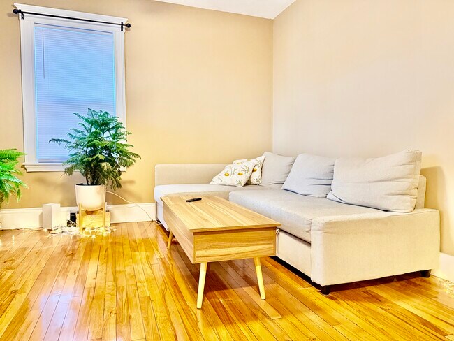 Building Photo - 37 Hilton St