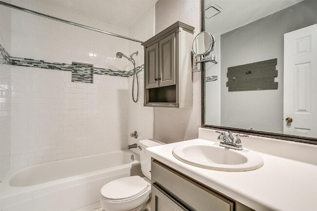 Building Photo - Modern 3 Bed, 2 Bath Multiplex - A Must-See!