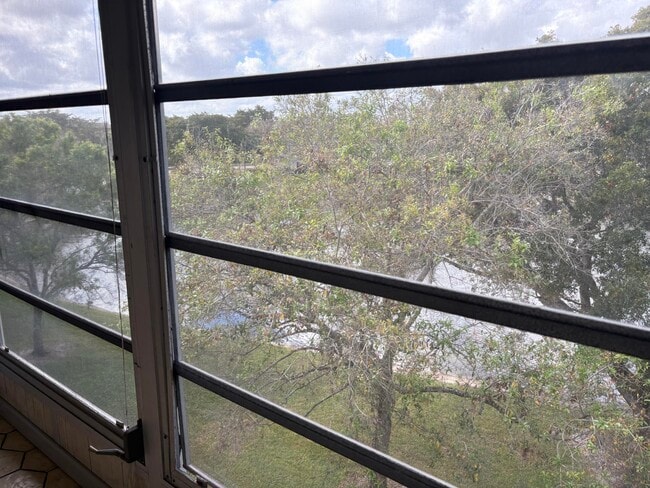 Building Photo - 2202 Lucaya Bend