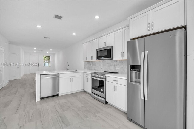 Building Photo - 142 SW 171st Ave