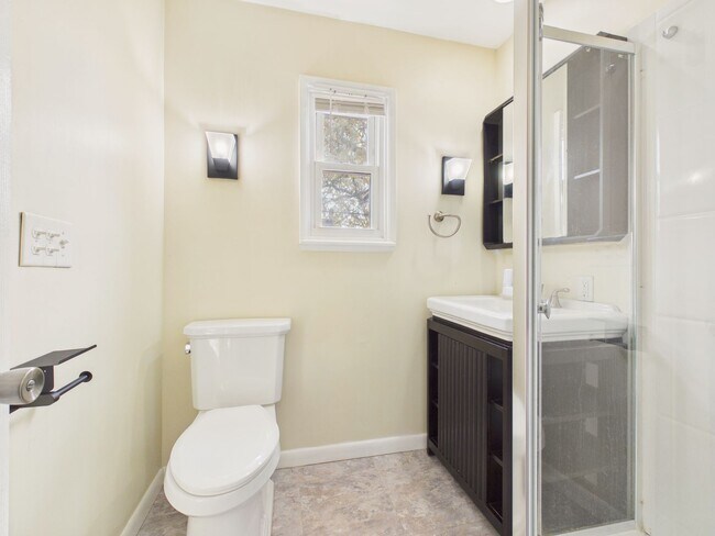 Building Photo - 221 N Spring St