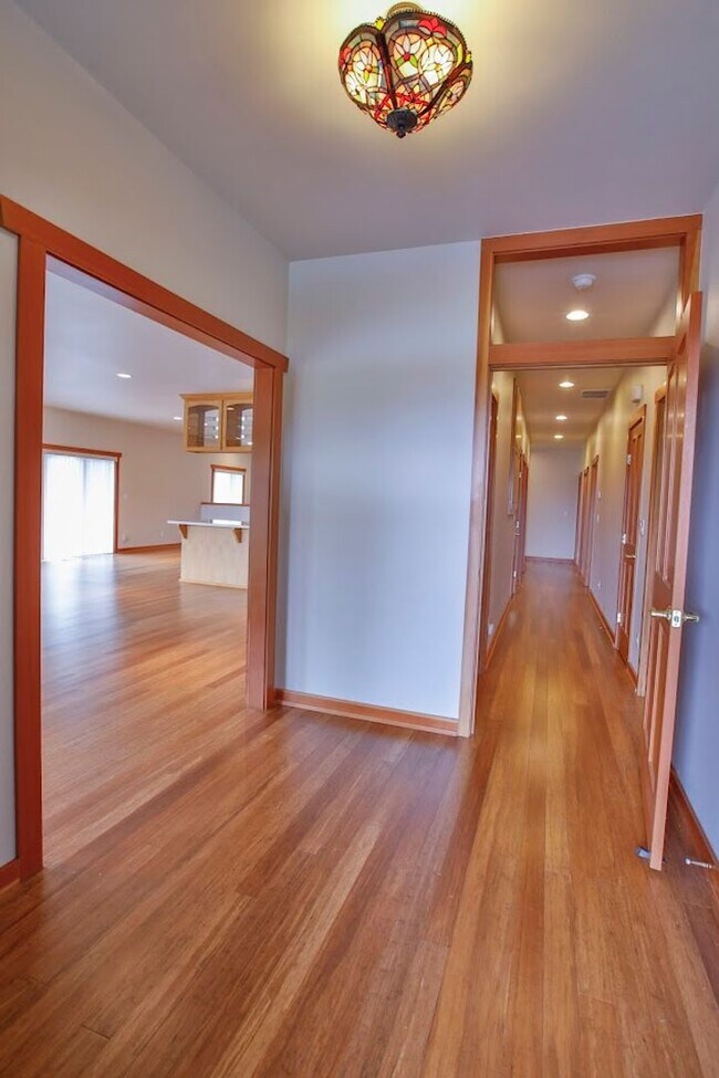 Building Photo - Country Home on Acreage and Pet Friendly!