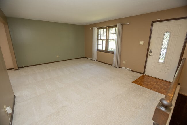 Building Photo - 131 Cresent Dr