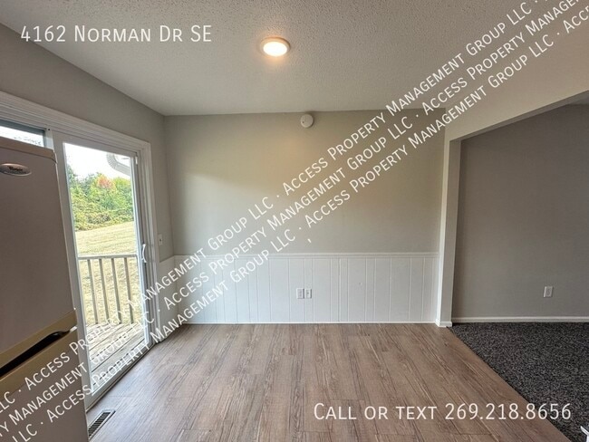 Building Photo - SE Side Update Two Bedroom Duplex