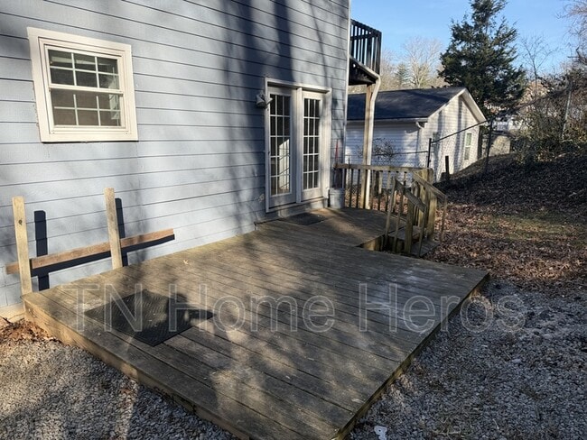 Building Photo - 1911 Laurans Ave