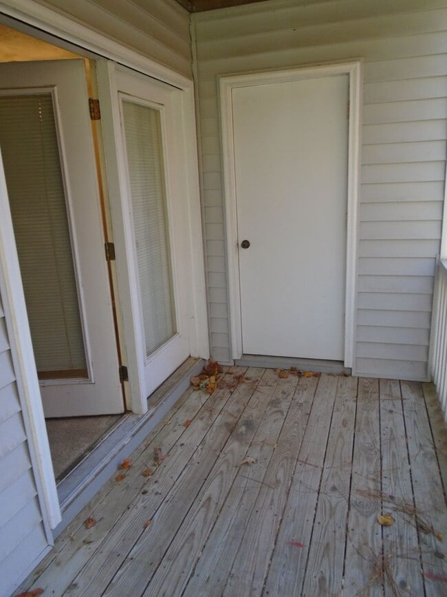 Building Photo - 2Bed / 2 Bath Condo.  Freshly painted, available NOW!!!