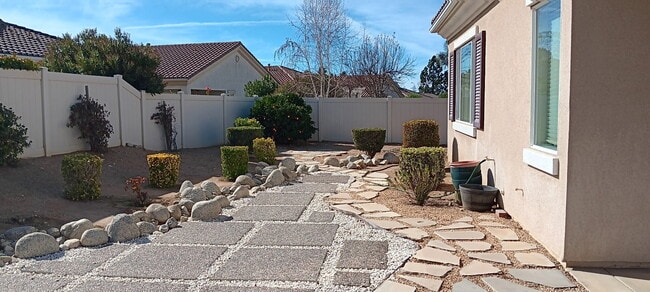Building Photo - 1716 N Forest Oaks Dr