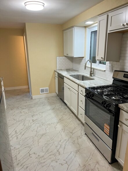 Building Photo - 24 Camera Pl