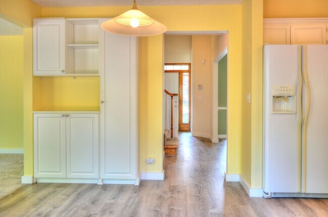 Building Photo - Huge South Hill Beauty
