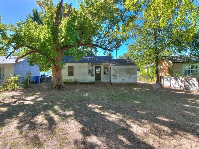Building Photo - 1119 W Comanche St