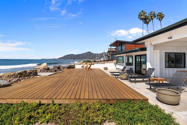 Building Photo - 2988 Solimar Beach Dr