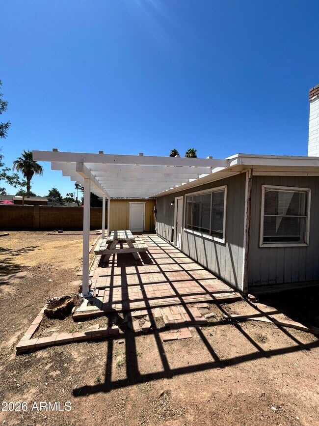 Building Photo - 711 N Oracle Cir