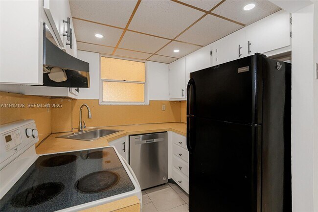 Building Photo - 1975 NE 135th St