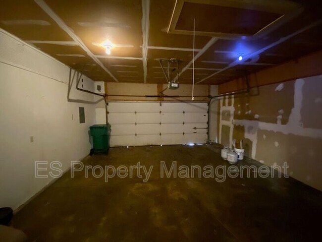 Building Photo - 6879 Oak Lake Dr