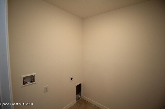 Building Photo - 256 Trembley Ave SW