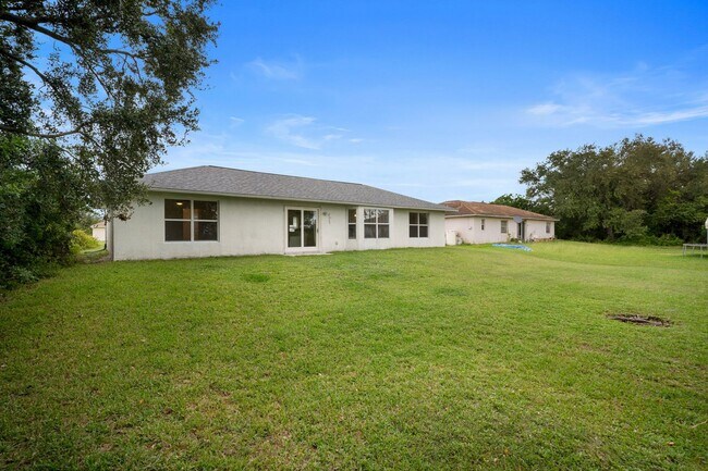 Building Photo - Well maintained Single family home 2 bed 2...