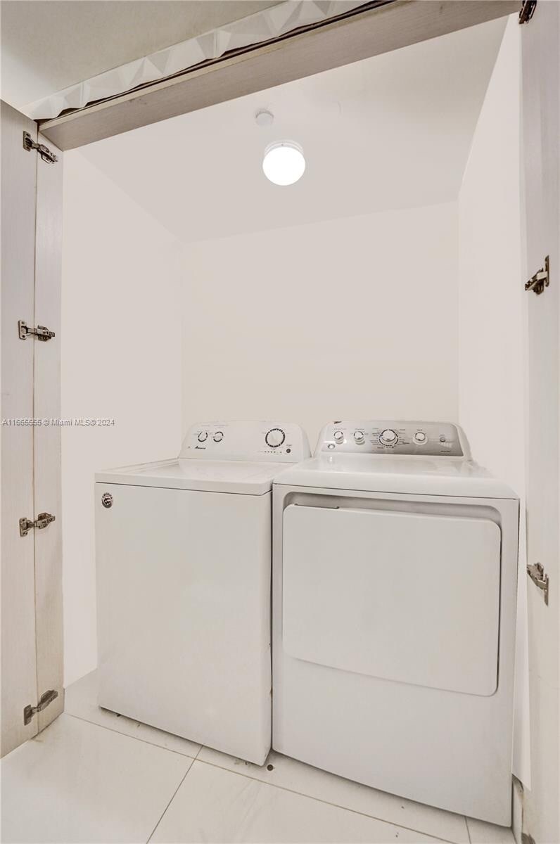 Building Photo - 2602 E Hallandale Beach Blvd