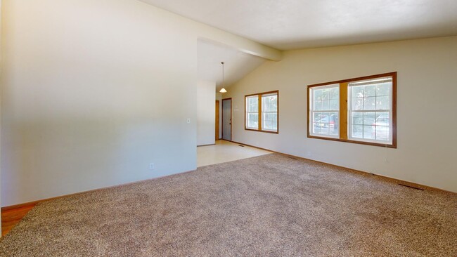 Building Photo - AVAILABLE AUGUST 1st! SPACIOUS 2 BEDROOM w...