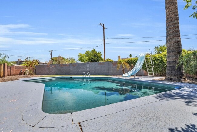 Building Photo - 6 Bedrooms, 3 Bath,  Pool CLOSE TO ASU (Rural & Broadway)