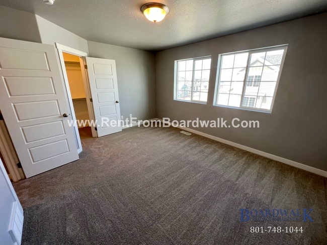 Building Photo - Modern Town Home in Highland!