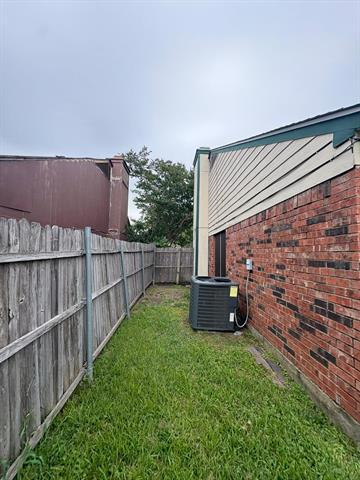 Building Photo - 815 Versailles St