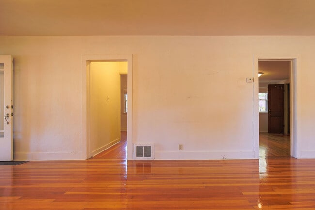 Building Photo - 802 Ussie Ave