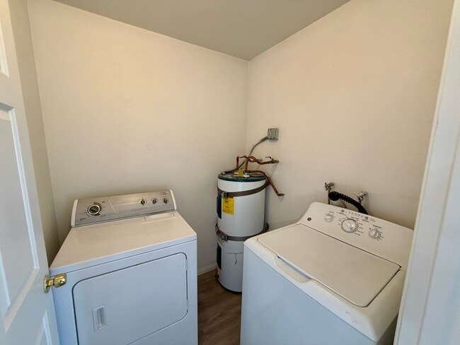 Building Photo - Gated community, 2 bedroom condo in SE Las Vegas