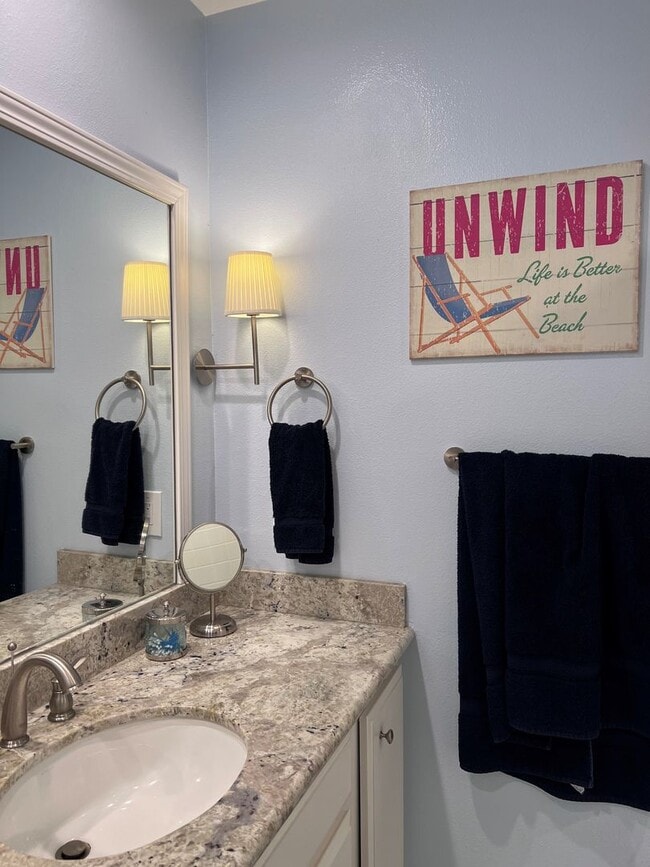 Building Photo - Fully-furnished Sleek 2-bedroom, 2-bathroo...