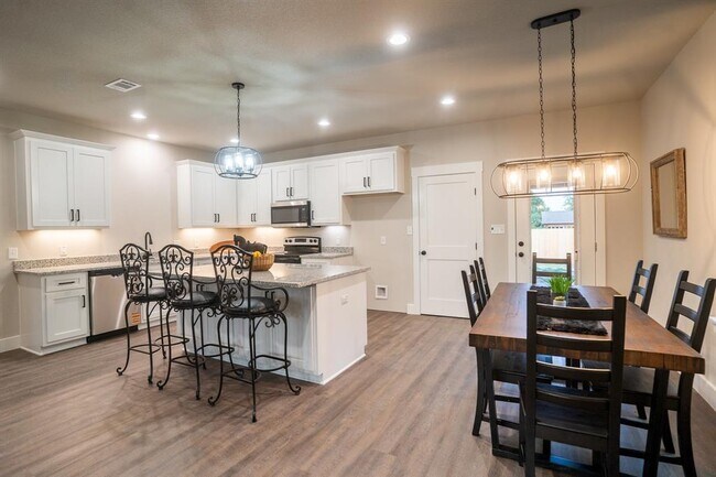 Building Photo - 306 String Pr Wy